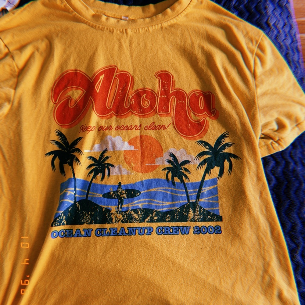 Yellow t shirt.
